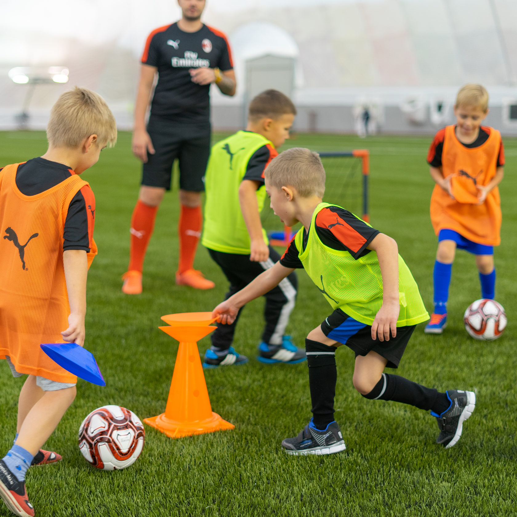 Футбол учит играть. Футбол дети. Дети футболисты. Тренировка по футболу для детей. Детский футбол тренировки.